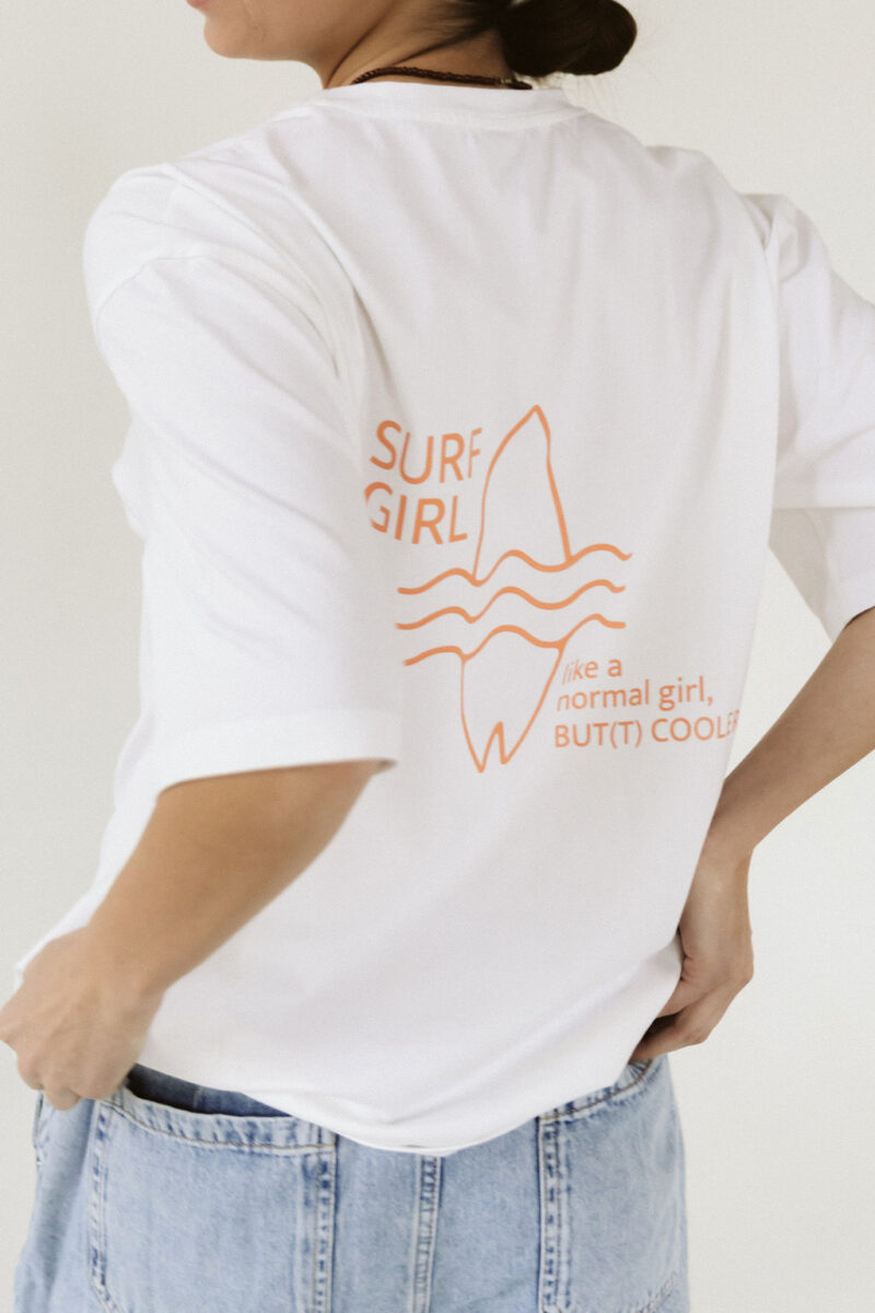 T-shirt „Surf Girl Wave” z bawełny uszlachetnionej. - obrazek 2