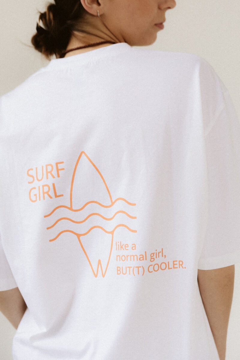 T-shirt „Surf Girl Wave” z bawełny uszlachetnionej. - obrazek 6