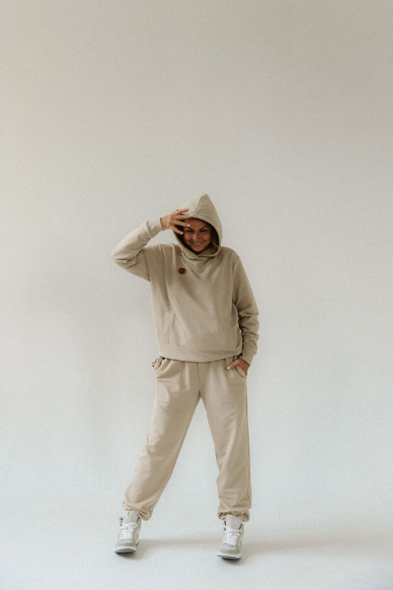 Spodnie dresowe „But(t) Joggers” z bawełny uszlachetnionej. - obrazek 13