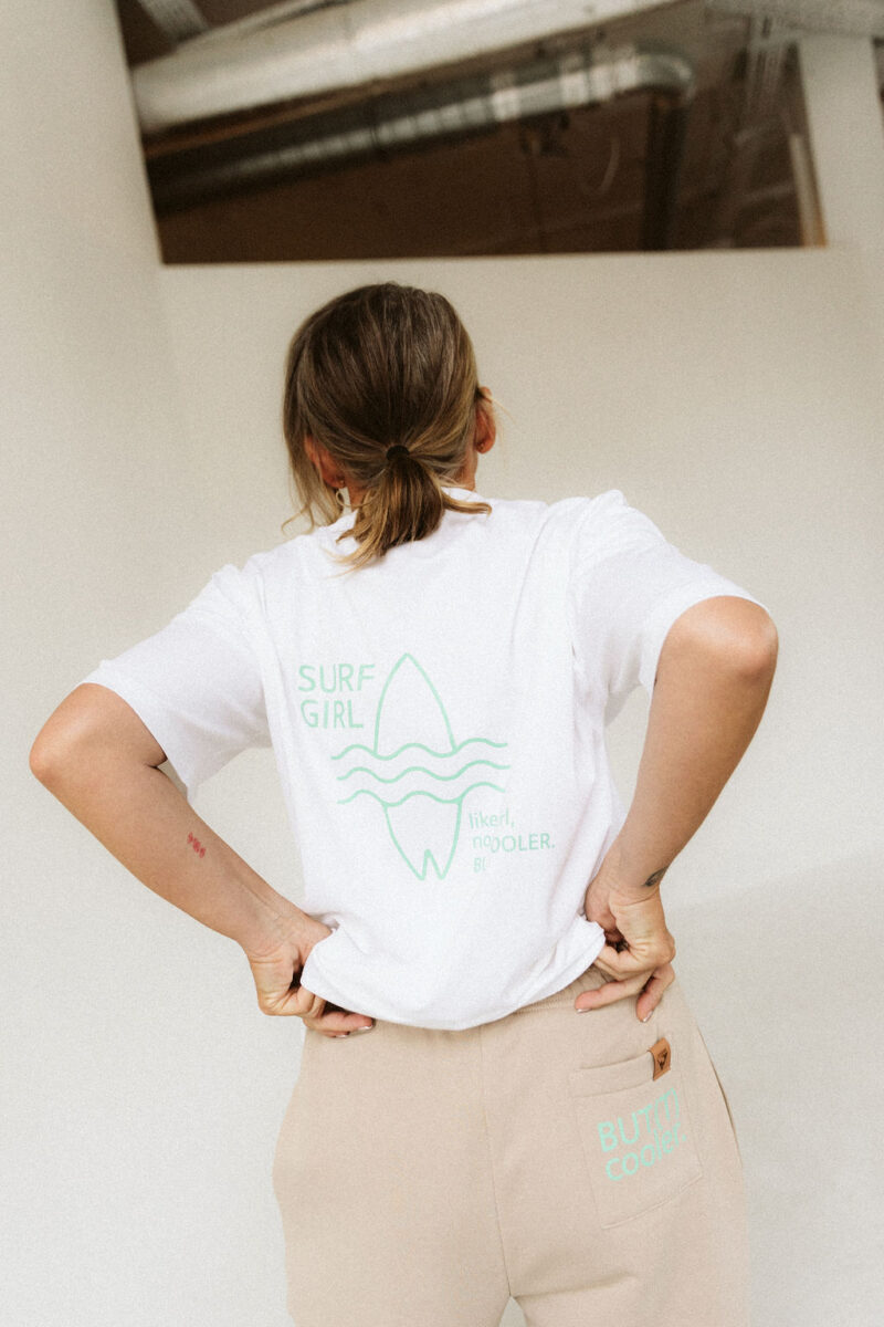 T-shirt „Surf Girl Breeze” z bawełny uszlachetnionej. - obrazek 2